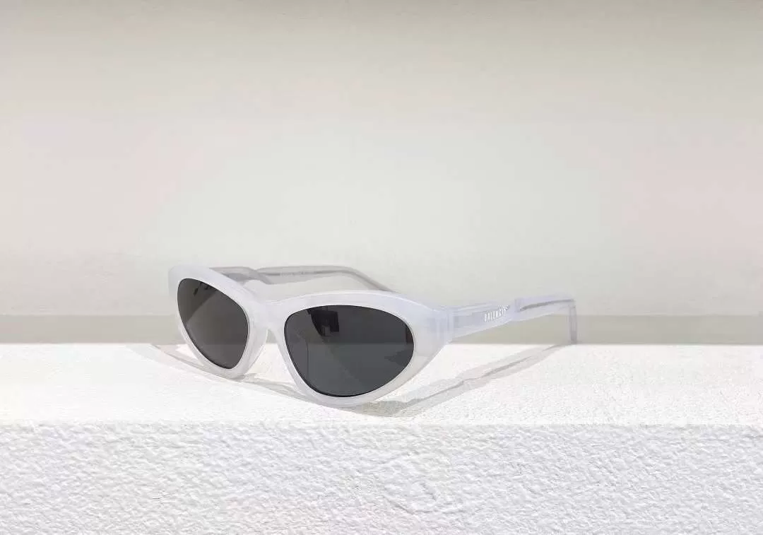 TWIST CAT SUNGLASSES